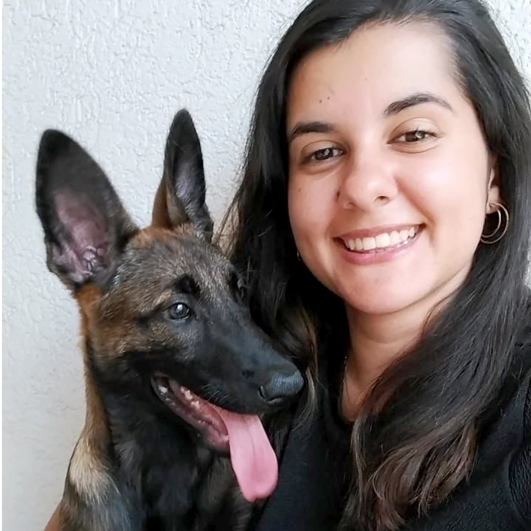 Bella Cabral, adestradora de cães, com cliente e cachorro em São Paulo
